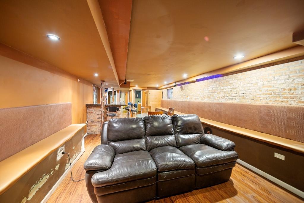 7939 S Champlain Avenue