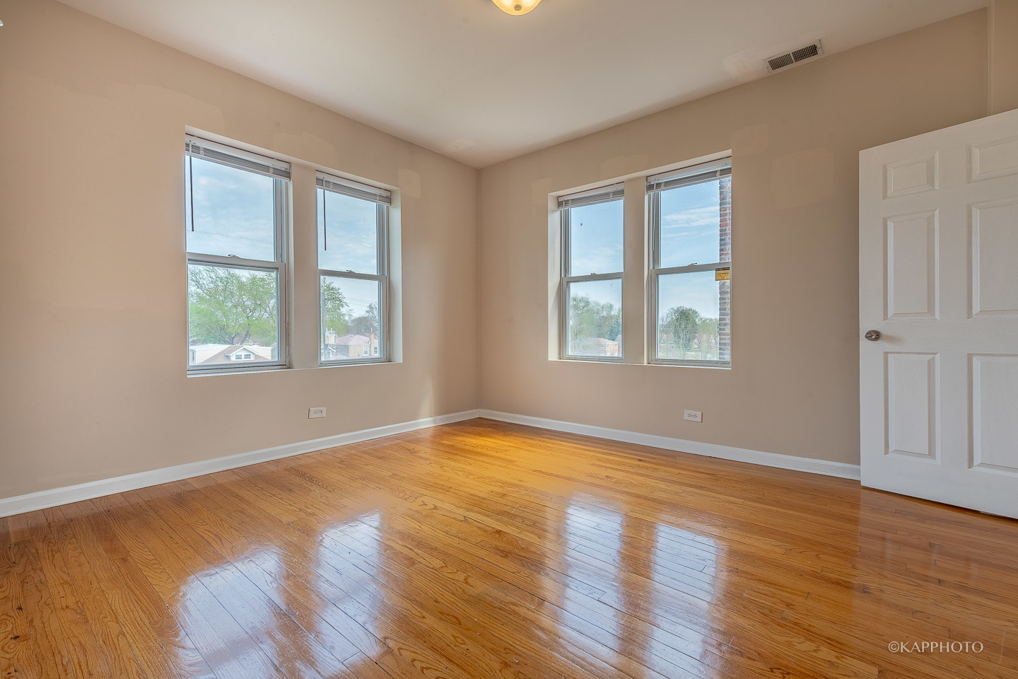 8225 S Prairie Avenue Unit: 3