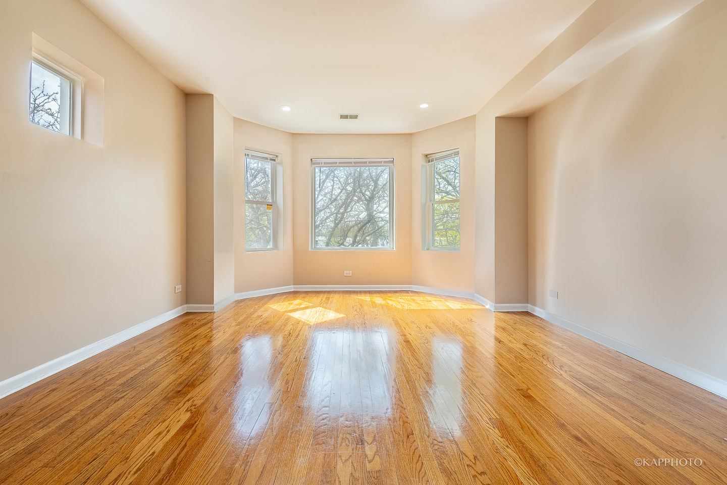 8225 S Prairie Avenue Unit: 3