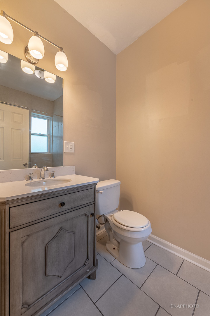 8225 S Prairie Avenue Unit: 3