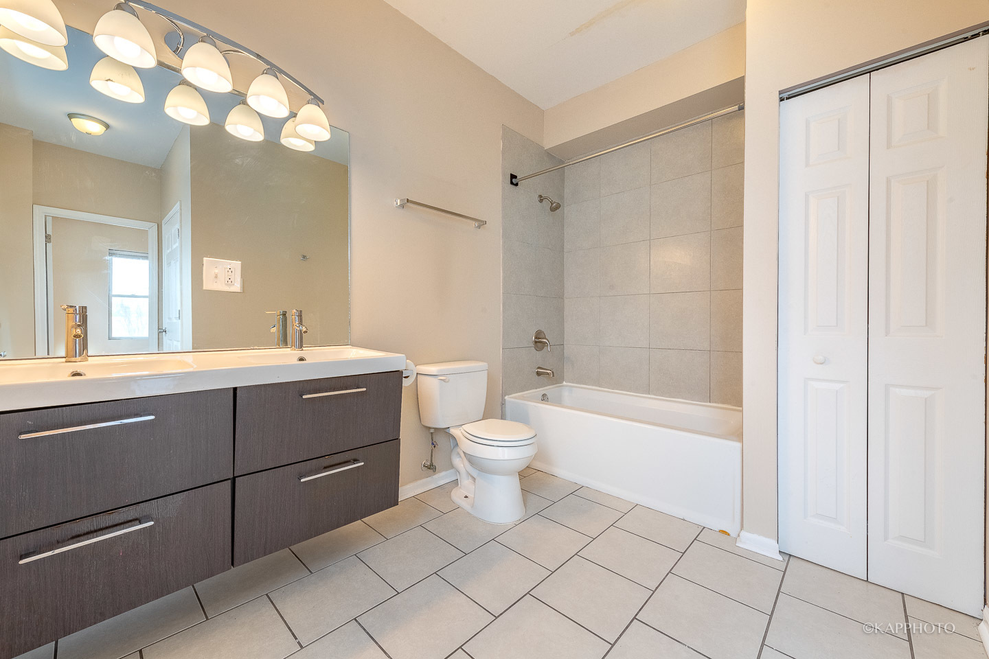 8225 S Prairie Avenue Unit: 3