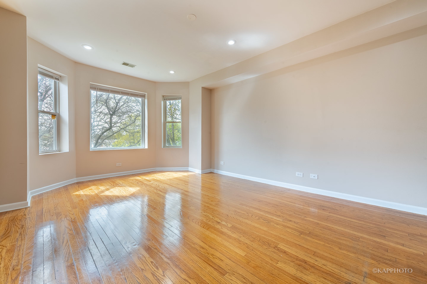 8225 S Prairie Avenue Unit: 3