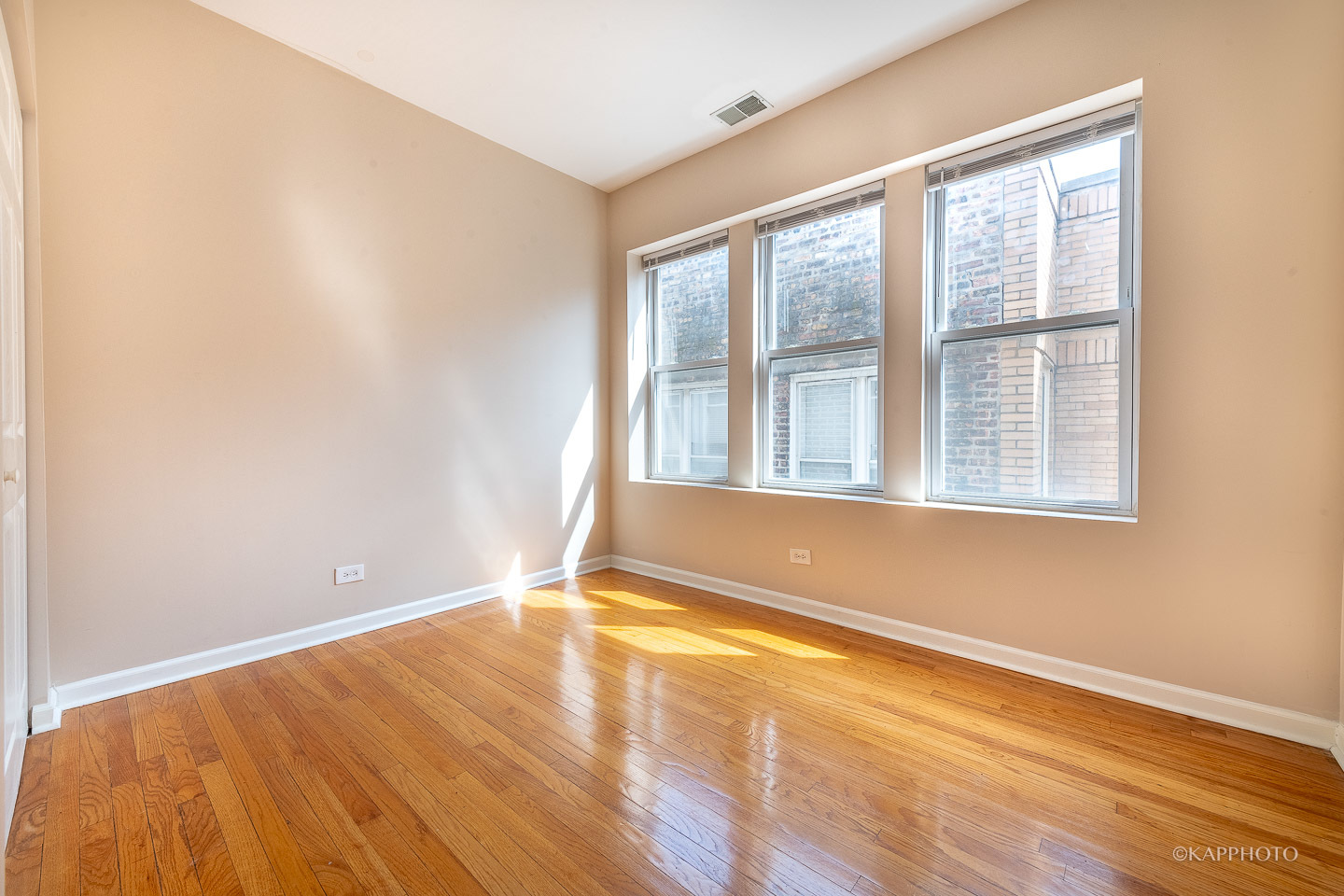 8225 S Prairie Avenue Unit: 3