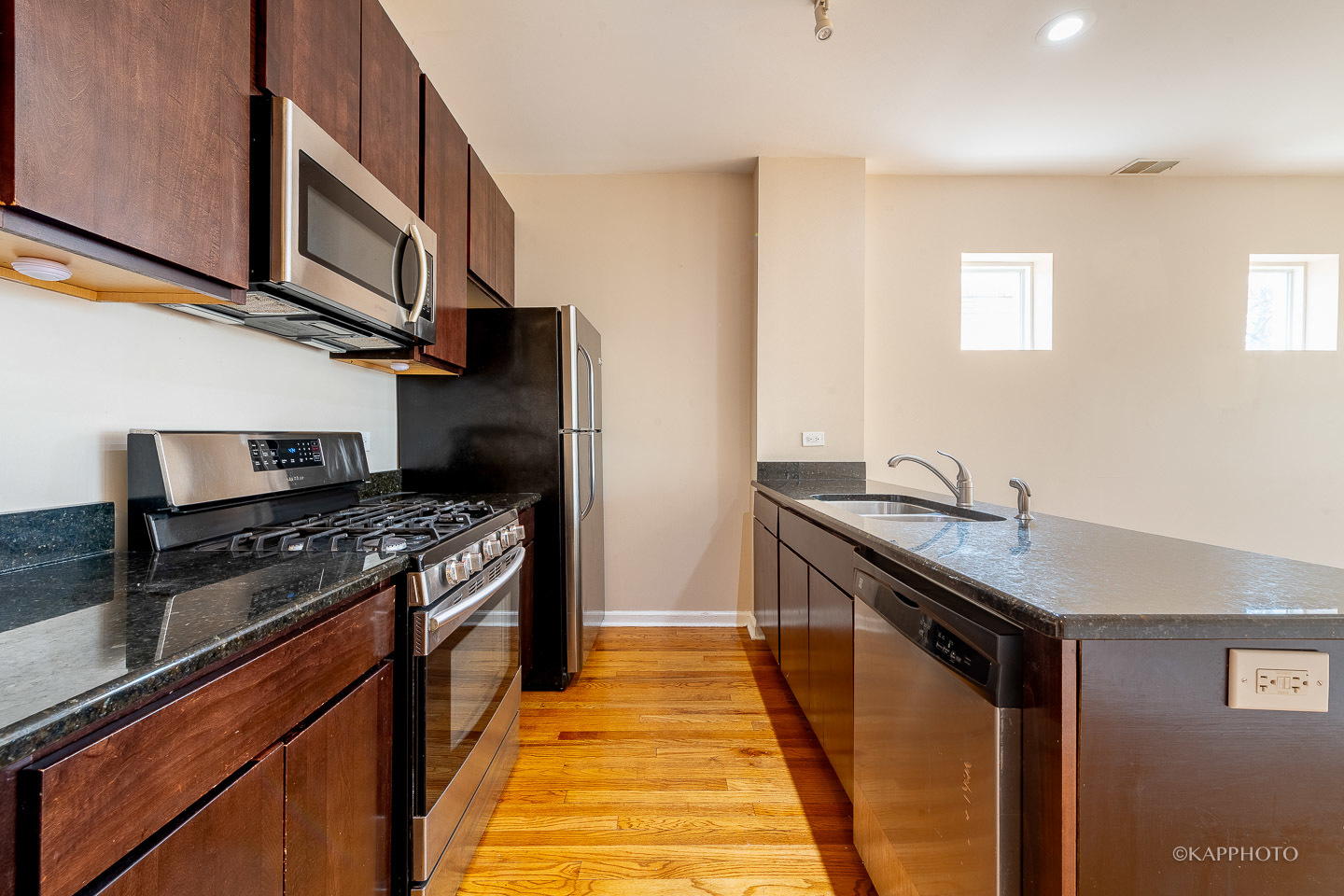 8225 S Prairie Avenue Unit: 3