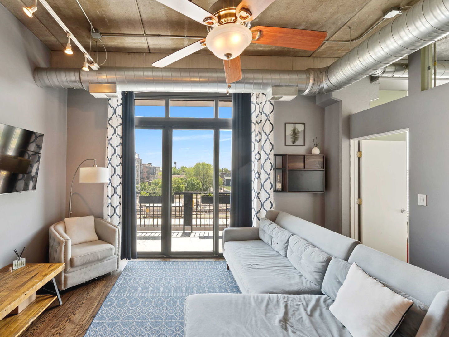 811 W 15th Place Unit: 410