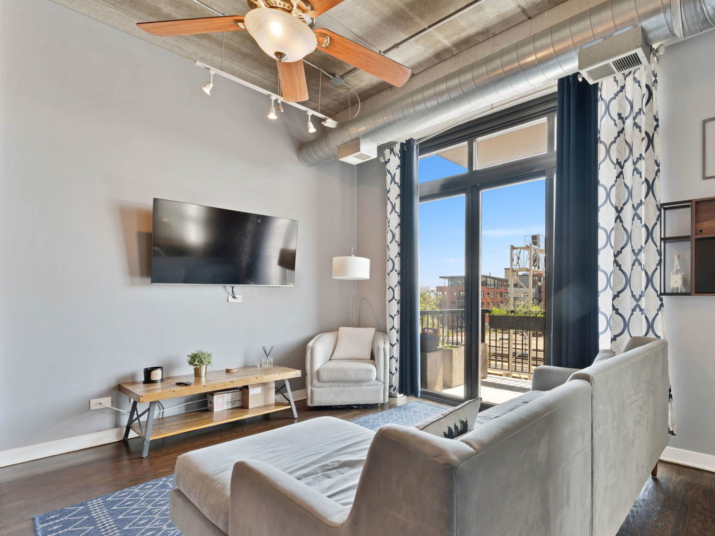 811 W 15th Place Unit: 410