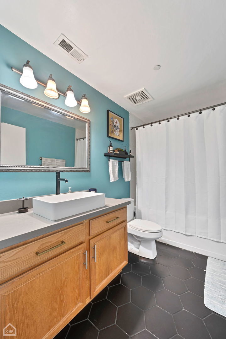 811 W 15th Place Unit: 410