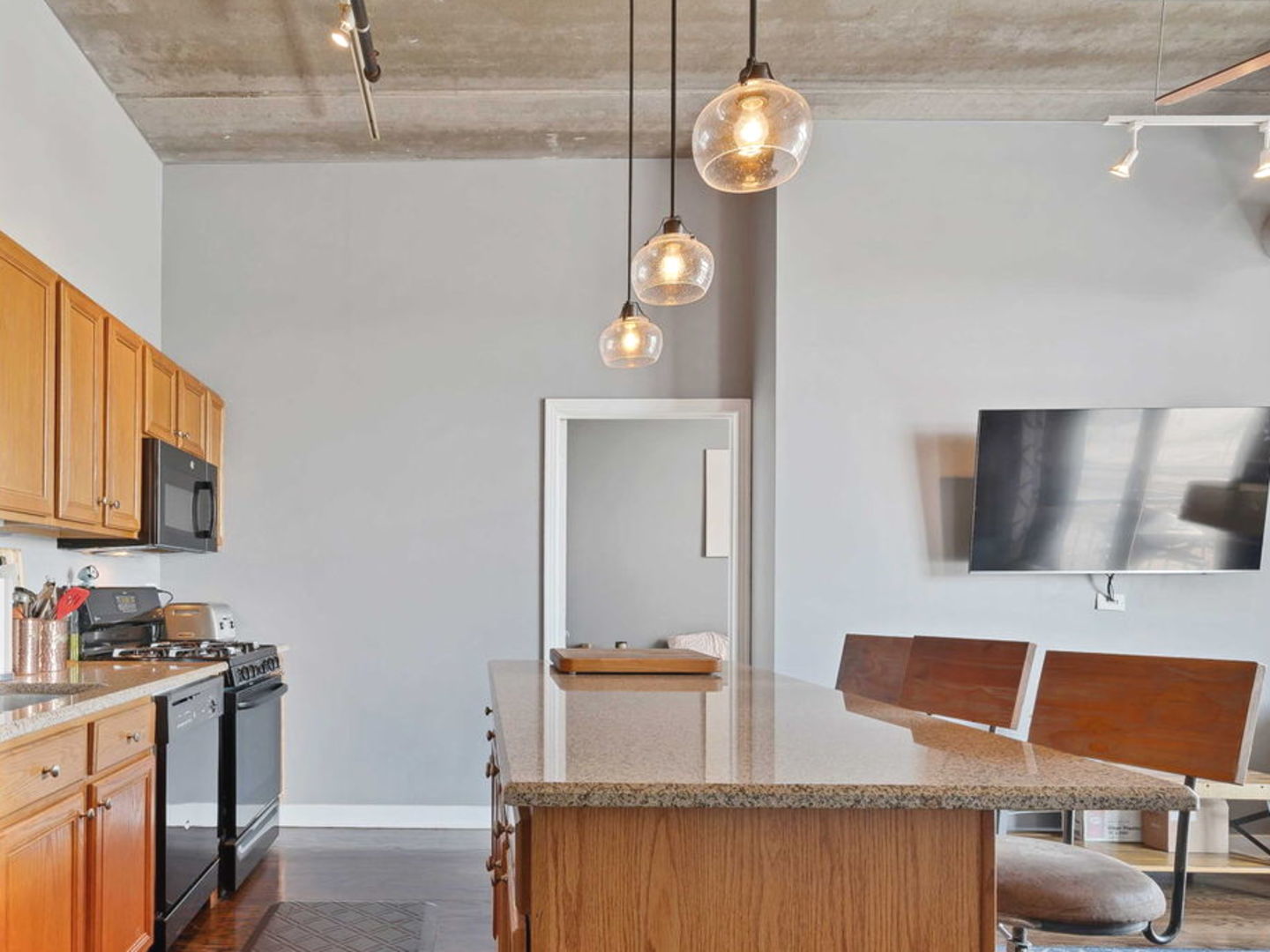 811 W 15th Place Unit: 410