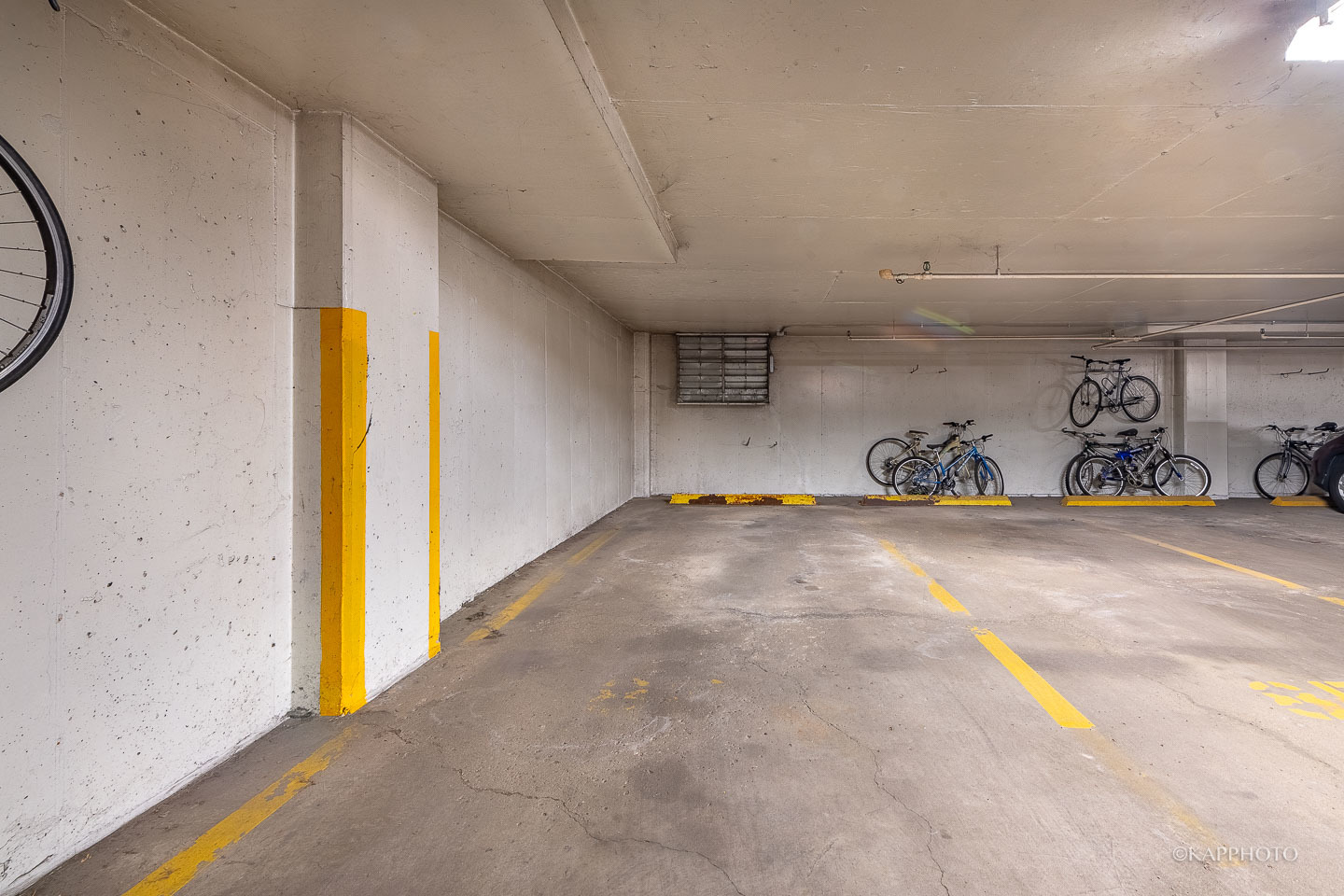 525 W Hawthorne Place Unit: 1601