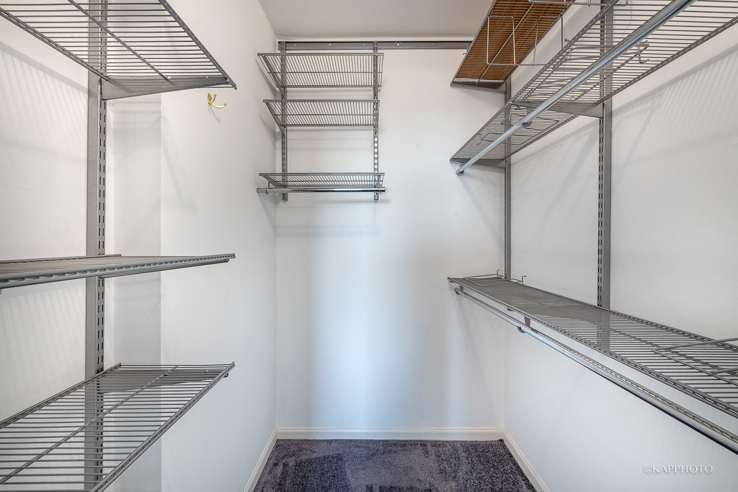 525 W Hawthorne Place Unit: 1601