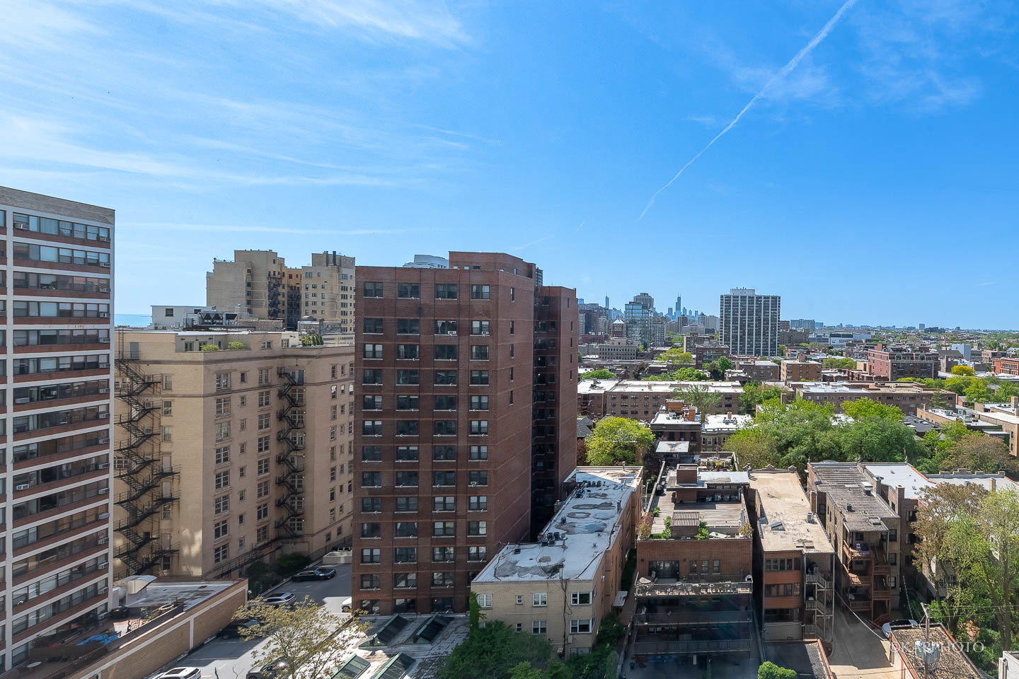 525 W Hawthorne Place Unit: 1601