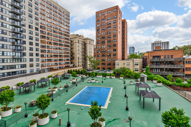 525 W Hawthorne Place Unit: 1601