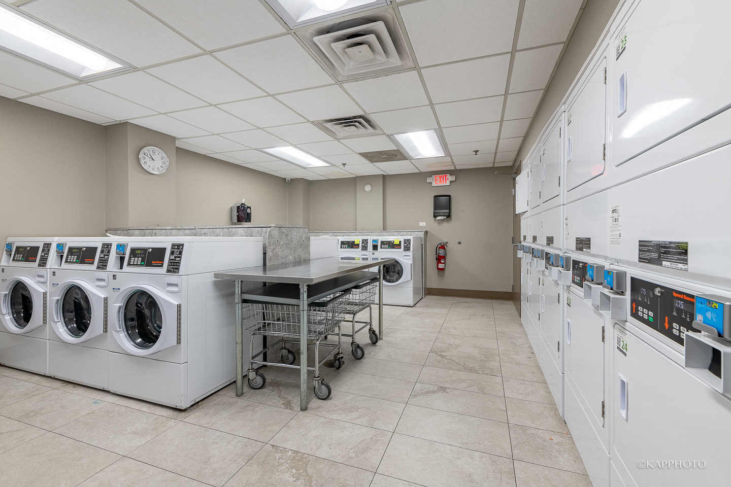 525 W Hawthorne Place Unit: 1601