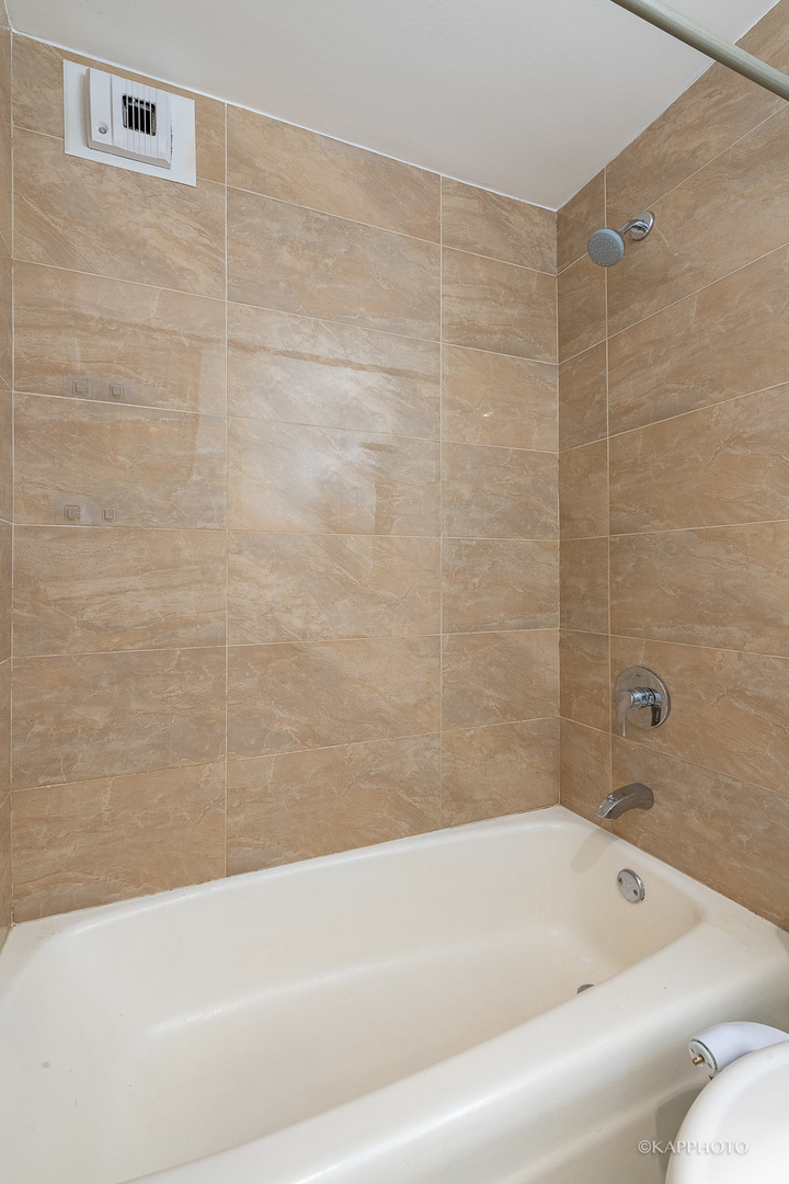 525 W Hawthorne Place Unit: 1601