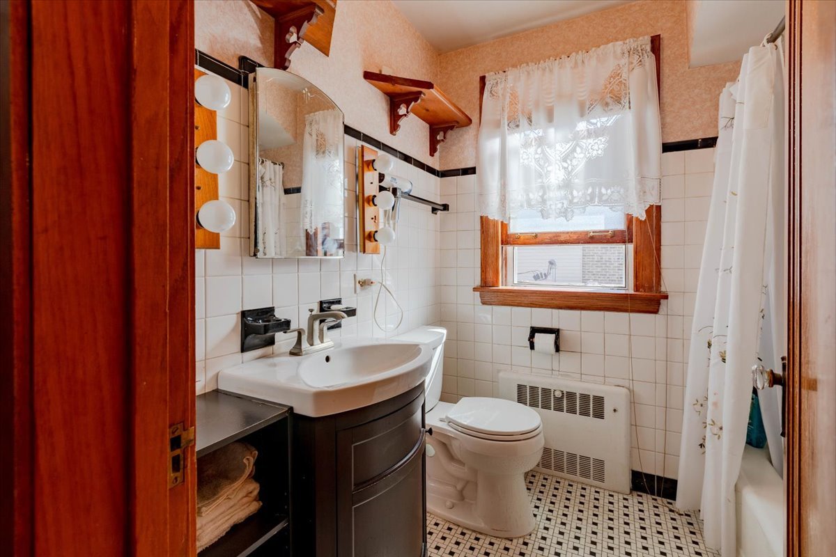 3033 N Milwaukee Avenue