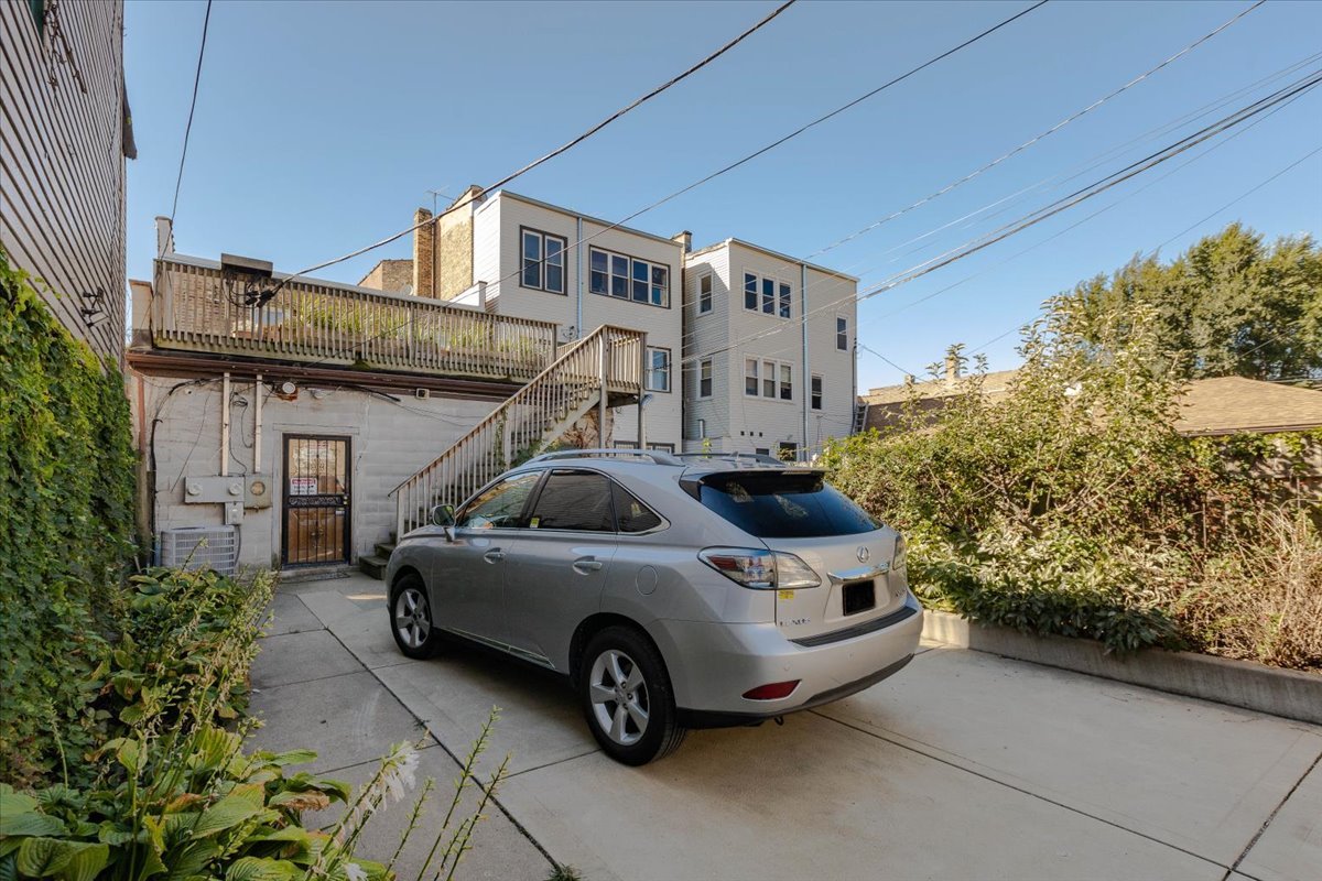 3033 N Milwaukee Avenue