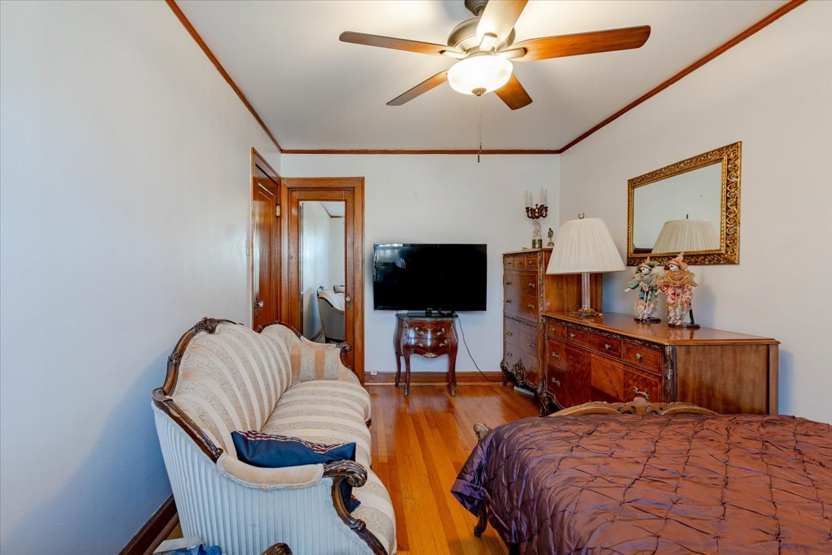 3033 N Milwaukee Avenue