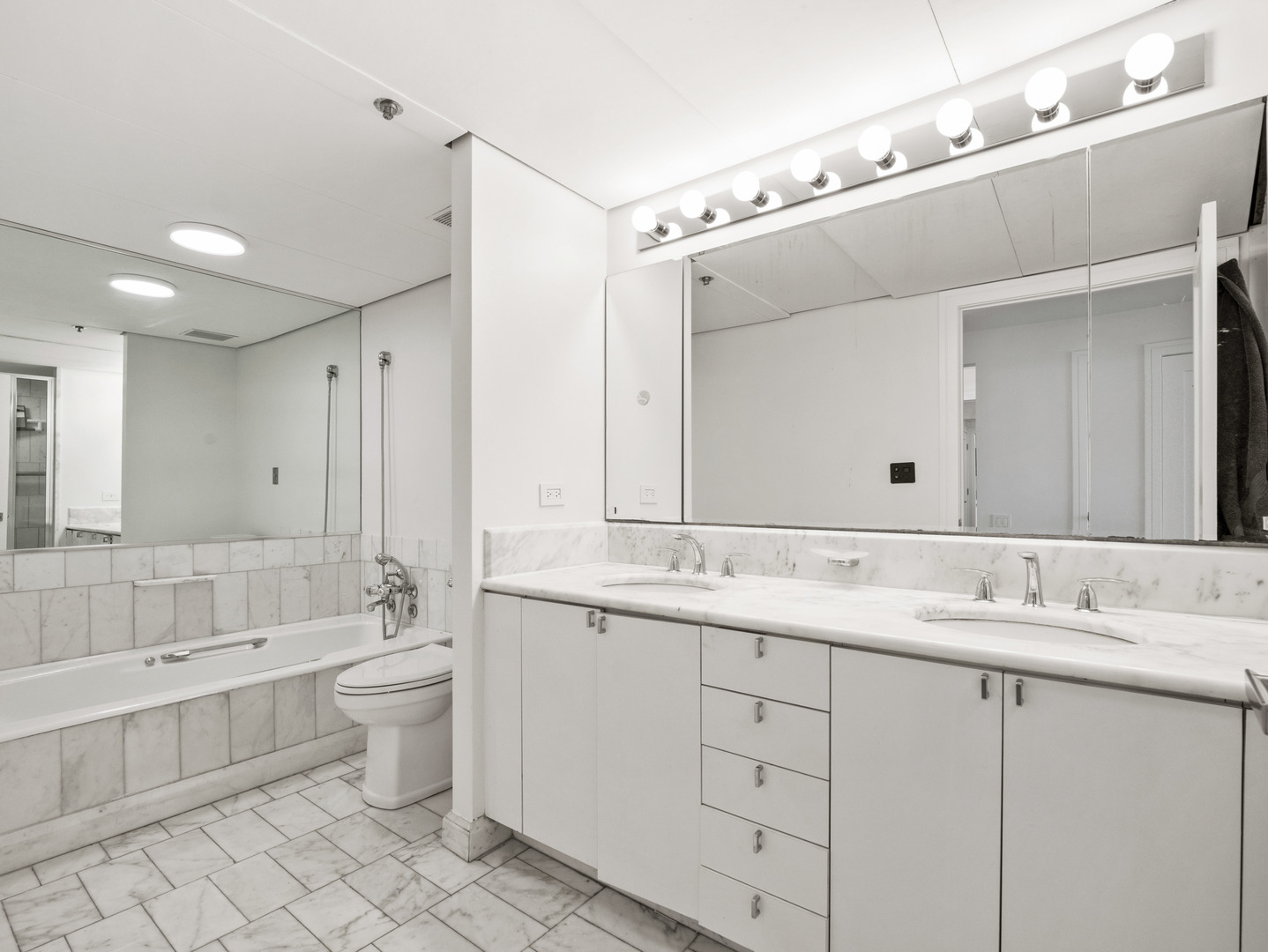 161 E Chicago Avenue Unit: 42H
