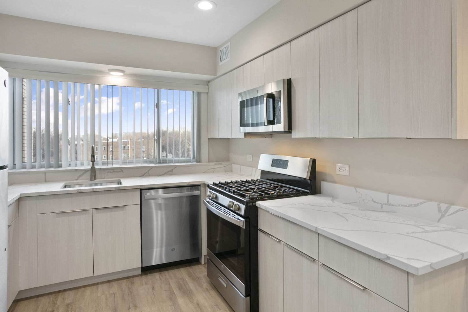 2333 W Lunt Avenue Unit: 202