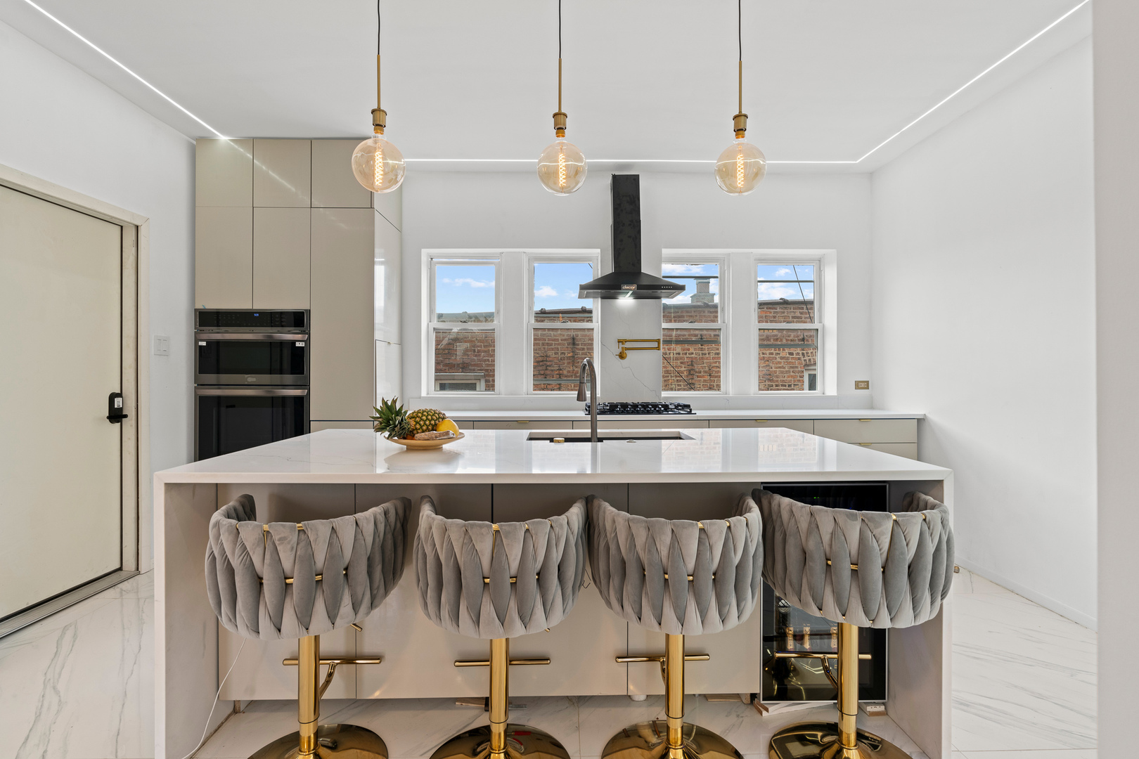 5428 W Berteau Avenue Unit: 2