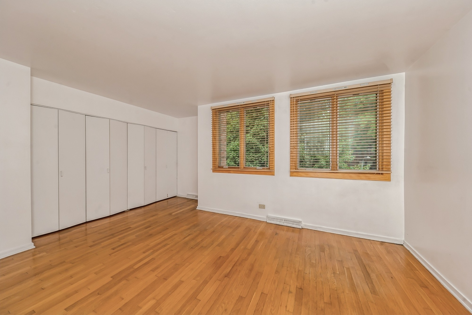 5472 S Ingleside Avenue