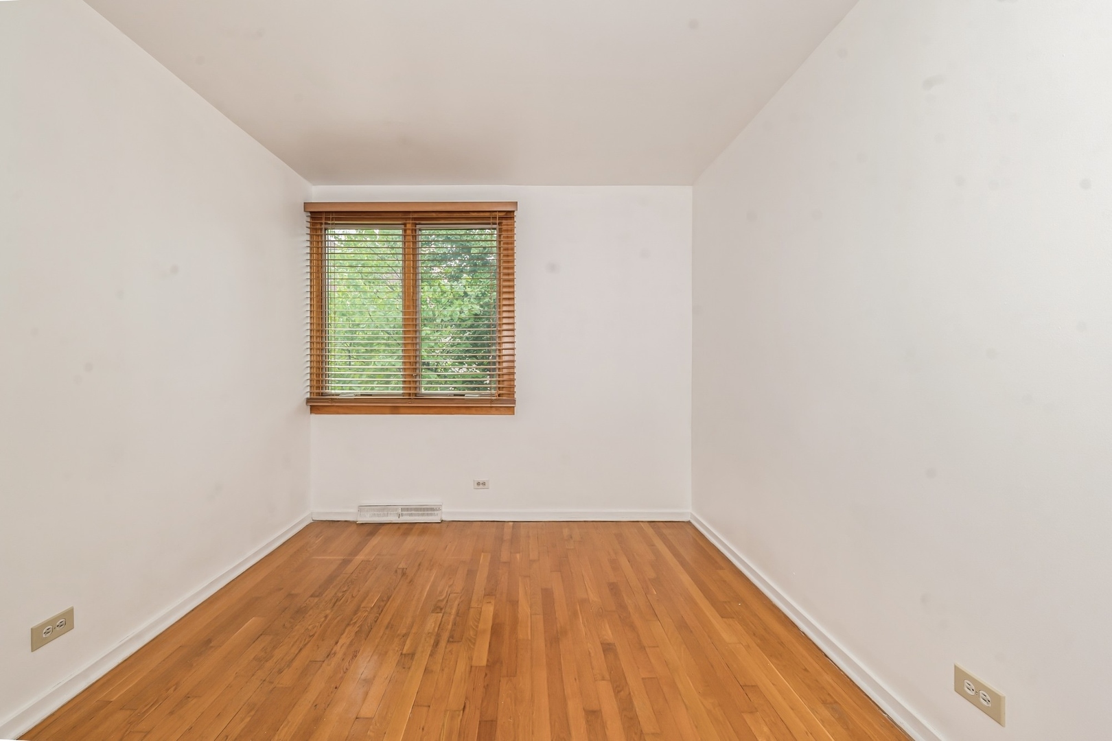 5472 S Ingleside Avenue