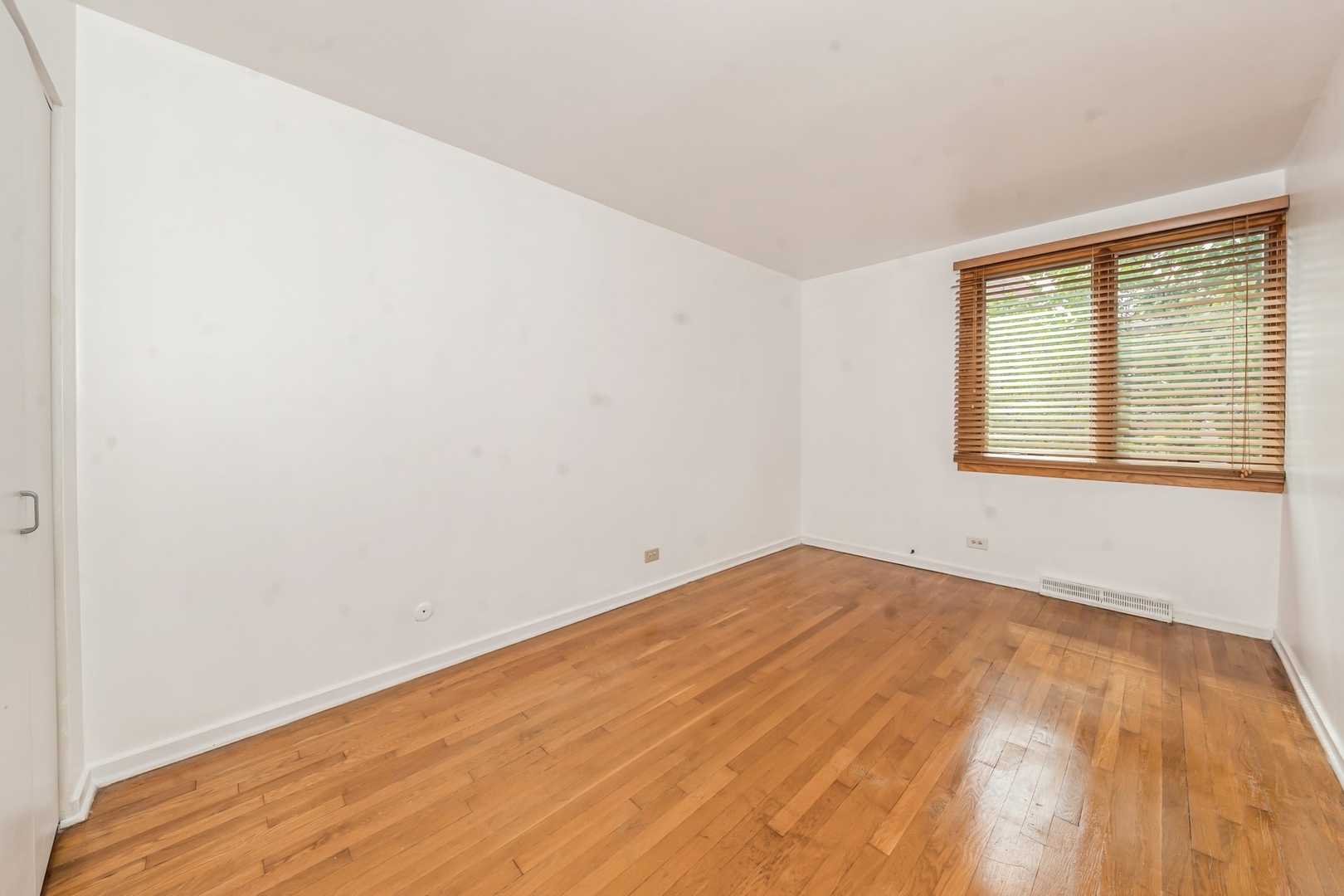 5472 S Ingleside Avenue