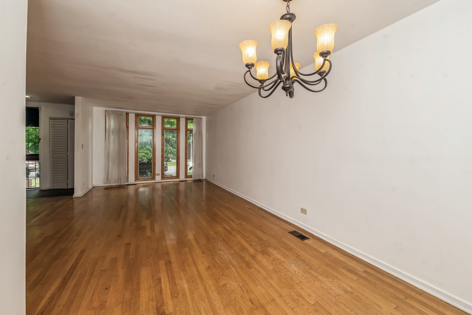 5472 S Ingleside Avenue