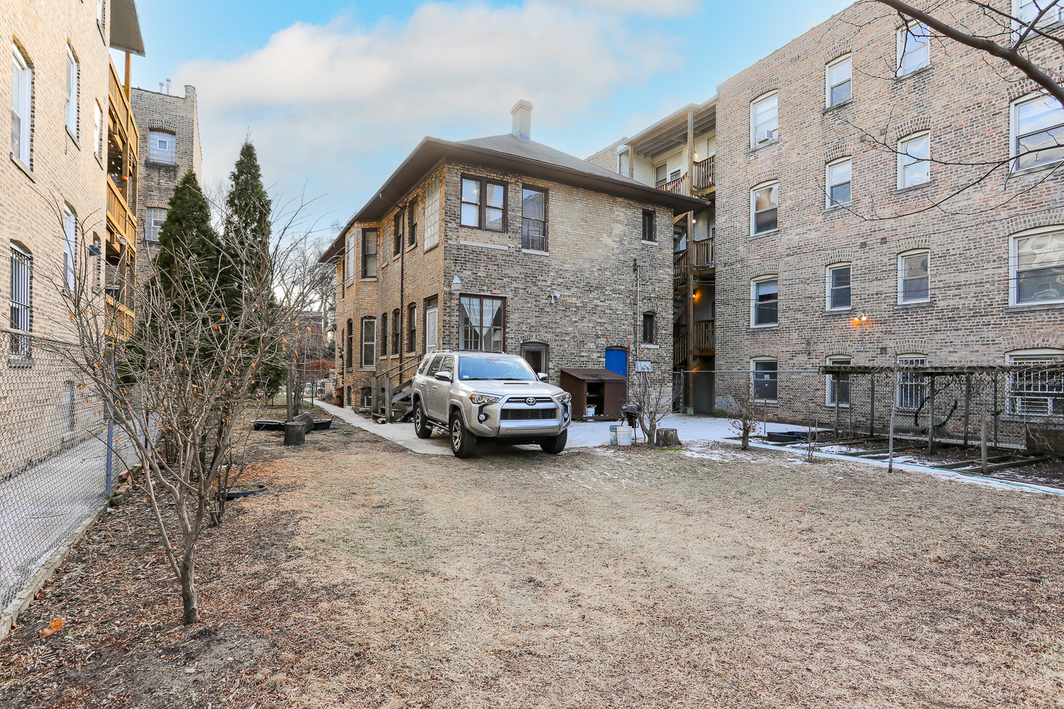 2012 W Greenleaf Avenue