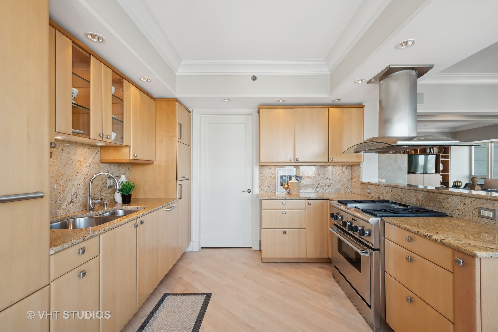 800 N Michigan Avenue Unit: 3703