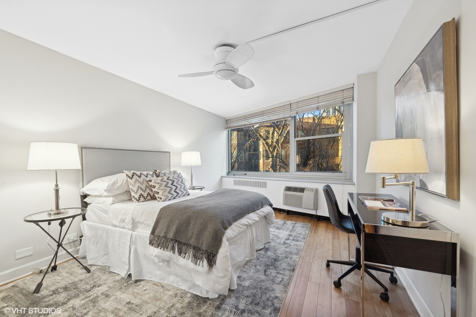 555 W Cornelia Avenue Unit: 201