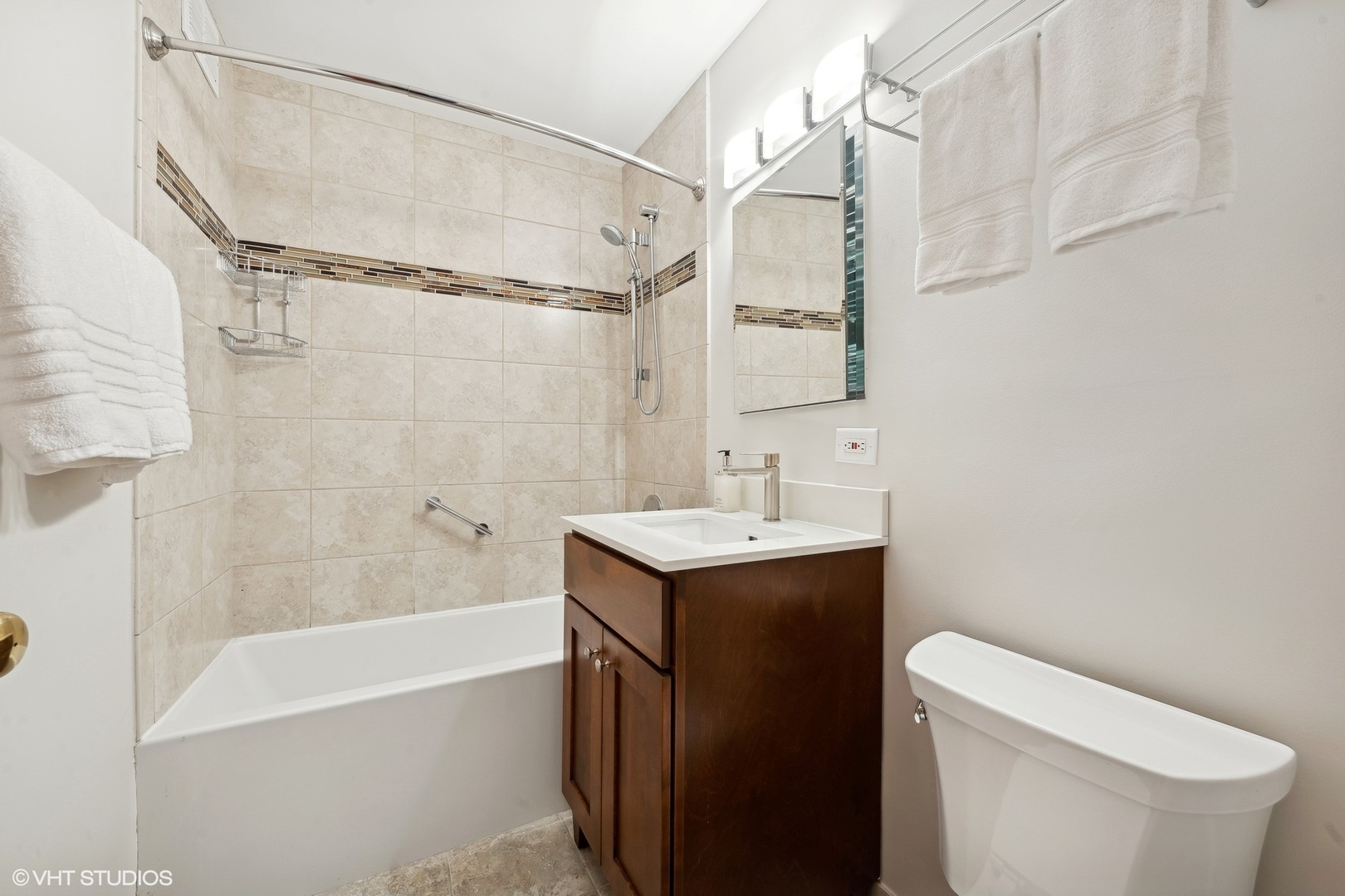 555 W Cornelia Avenue Unit: 201