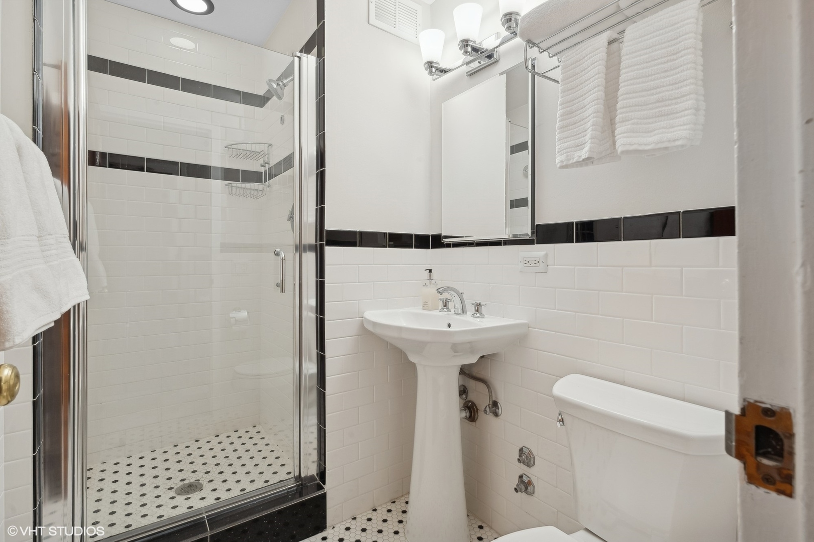 555 W Cornelia Avenue Unit: 201