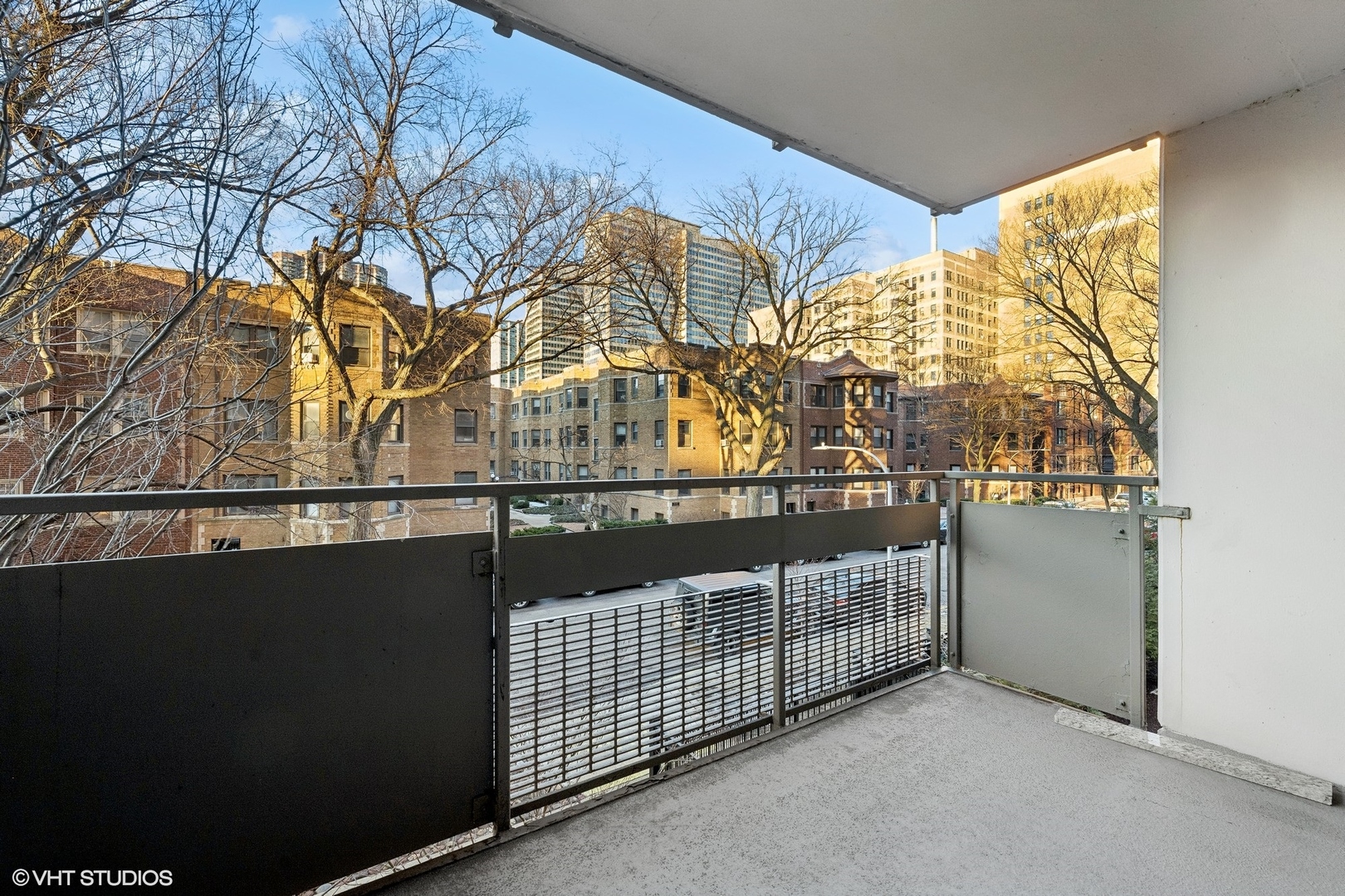 555 W Cornelia Avenue Unit: 201