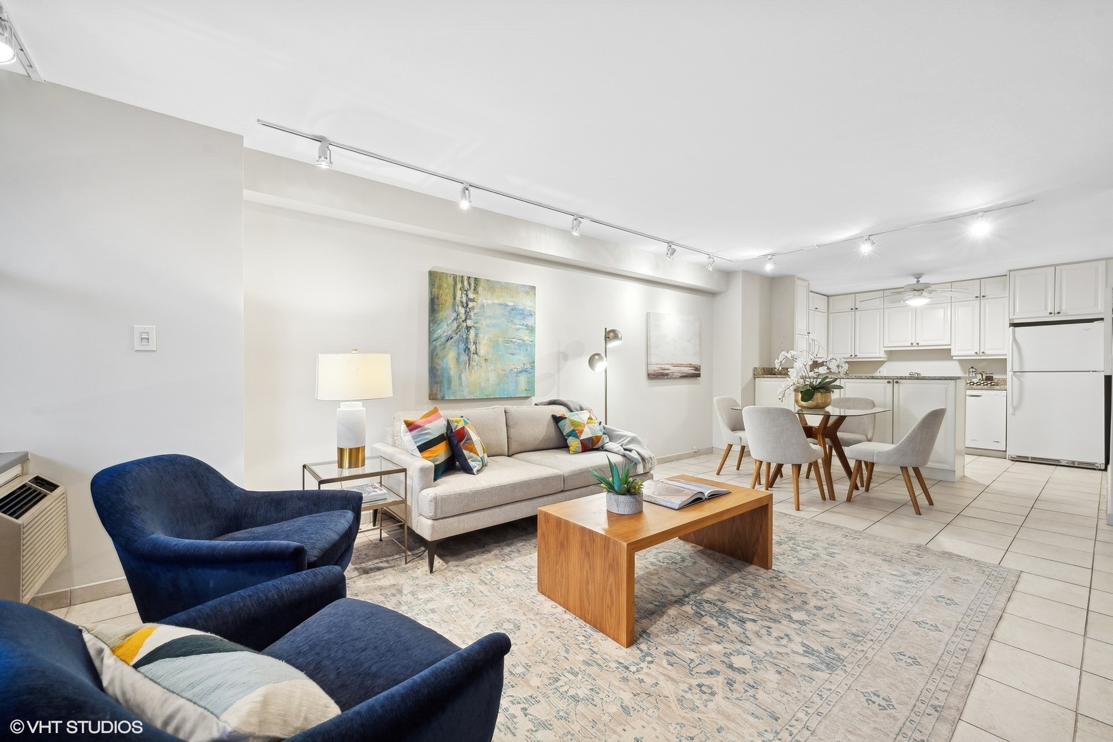 555 W Cornelia Avenue Unit: 201