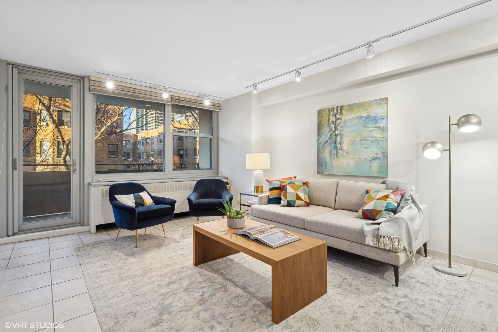 555 W Cornelia Avenue Unit: 201