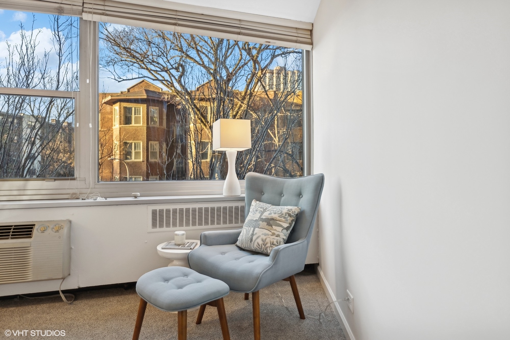 555 W Cornelia Avenue Unit: 201