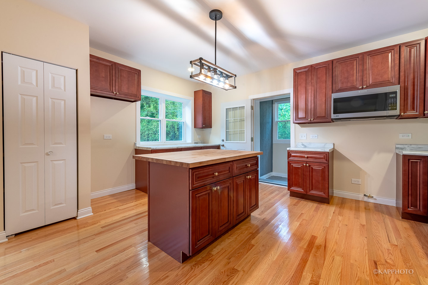 1712 W Beverly Glen Parkway
