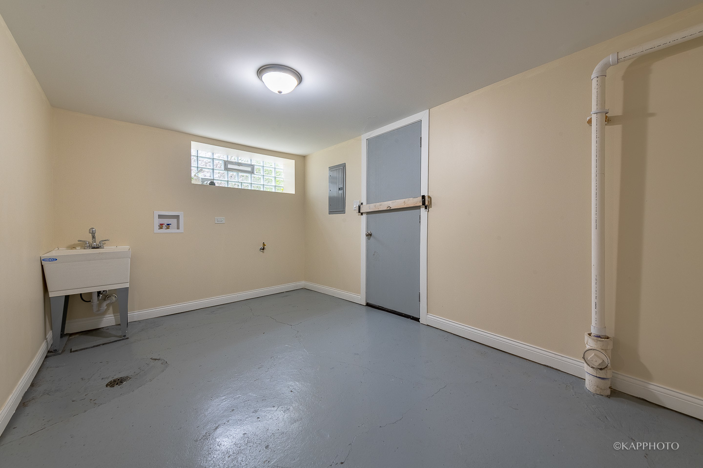 1712 W Beverly Glen Parkway