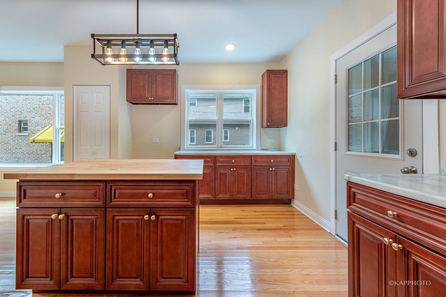 1712 W Beverly Glen Parkway