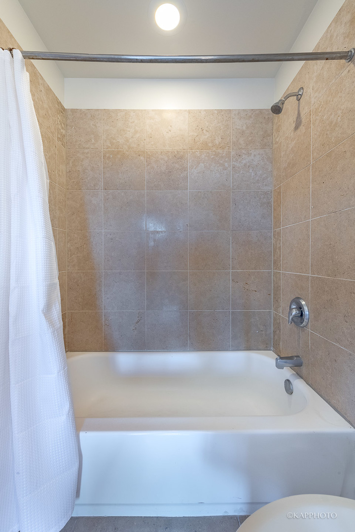 901 W Madison Street Unit: 402