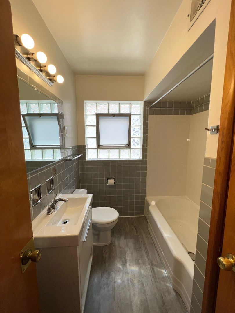 3851 N Whipple Street Unit: 2