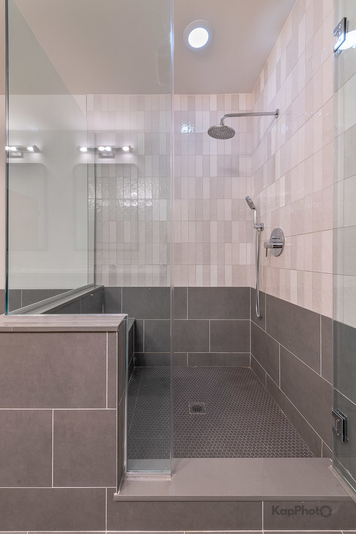 1242 W Jackson Boulevard Unit: 2E