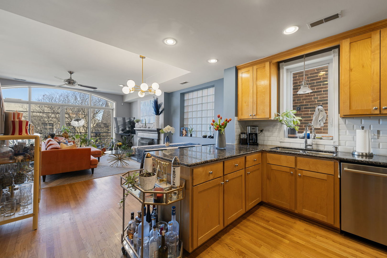 727 W BELMONT Avenue Unit: 8