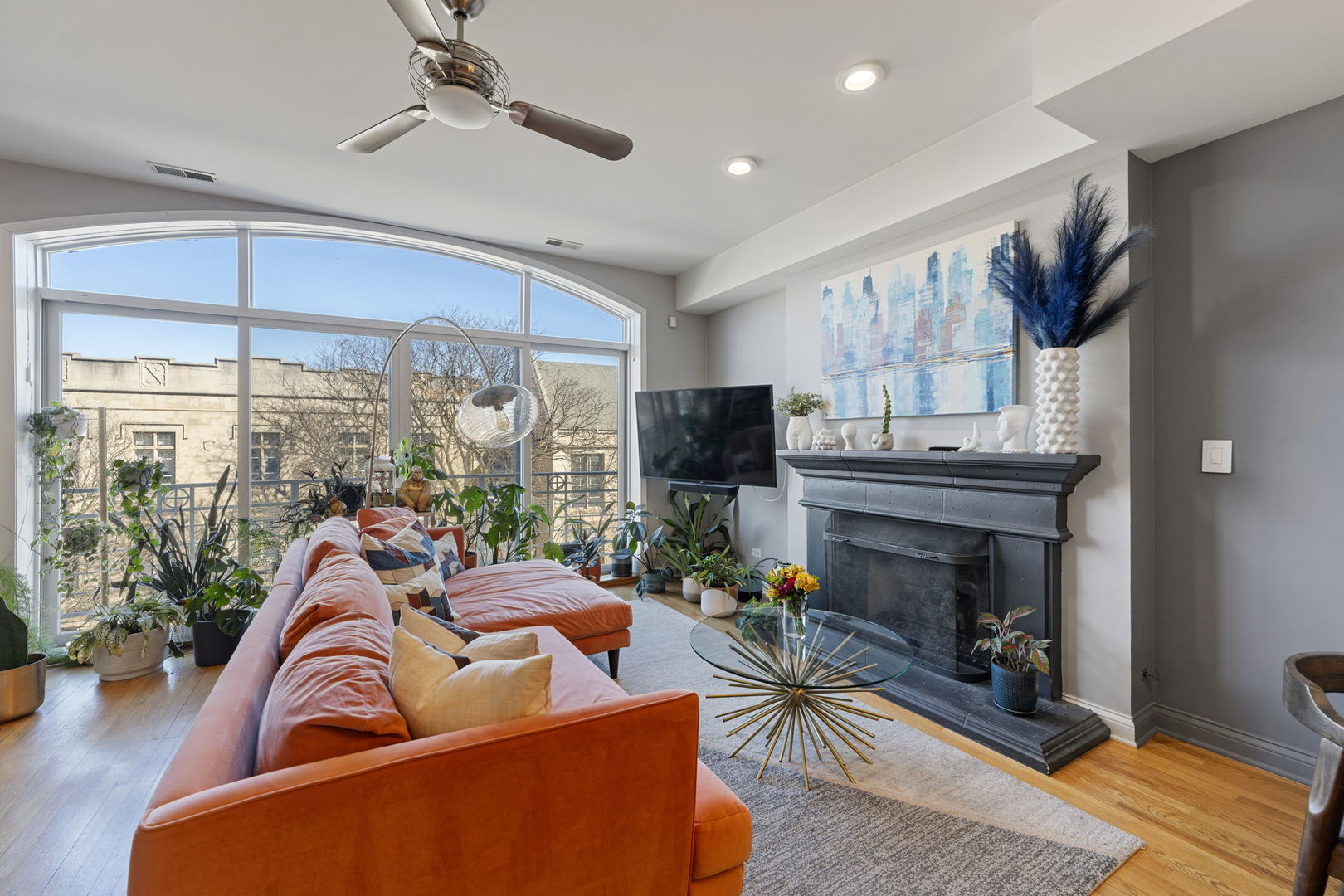727 W BELMONT Avenue Unit: 8
