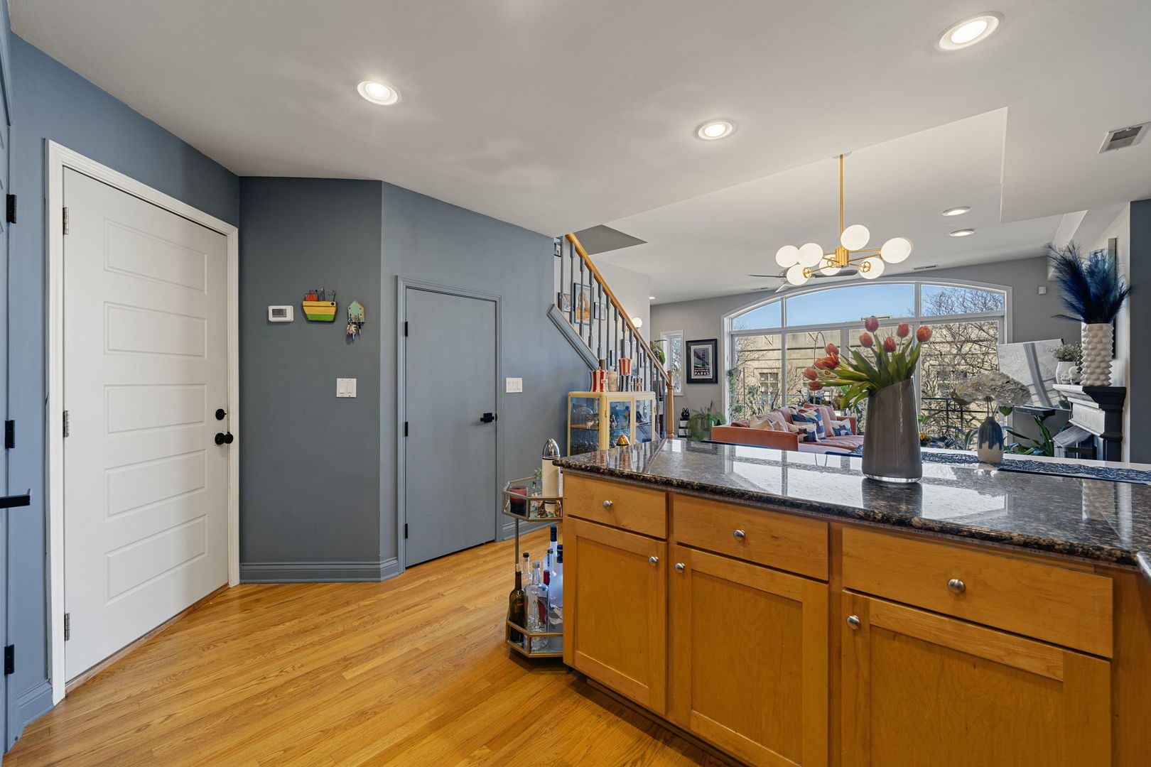 727 W BELMONT Avenue Unit: 8