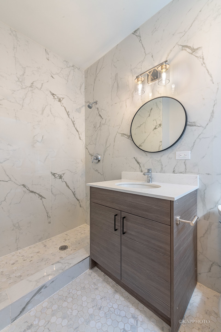 4152 S Prairie Avenue Unit: 3