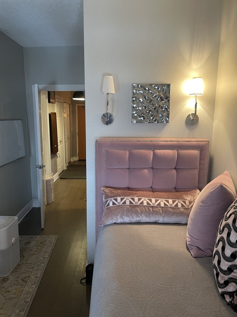1717 S PRAIRIE Avenue Unit: 1706