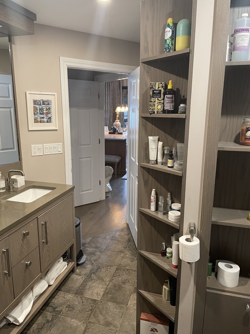 1717 S PRAIRIE Avenue Unit: 1706