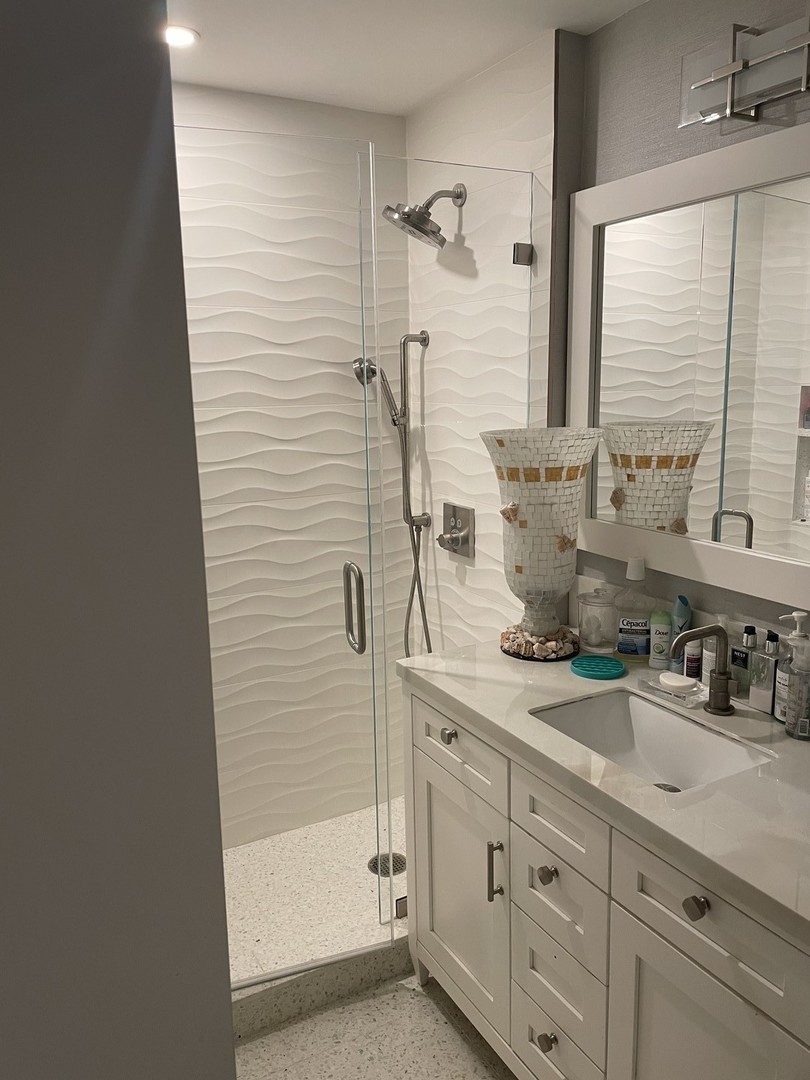 1717 S PRAIRIE Avenue Unit: 1706